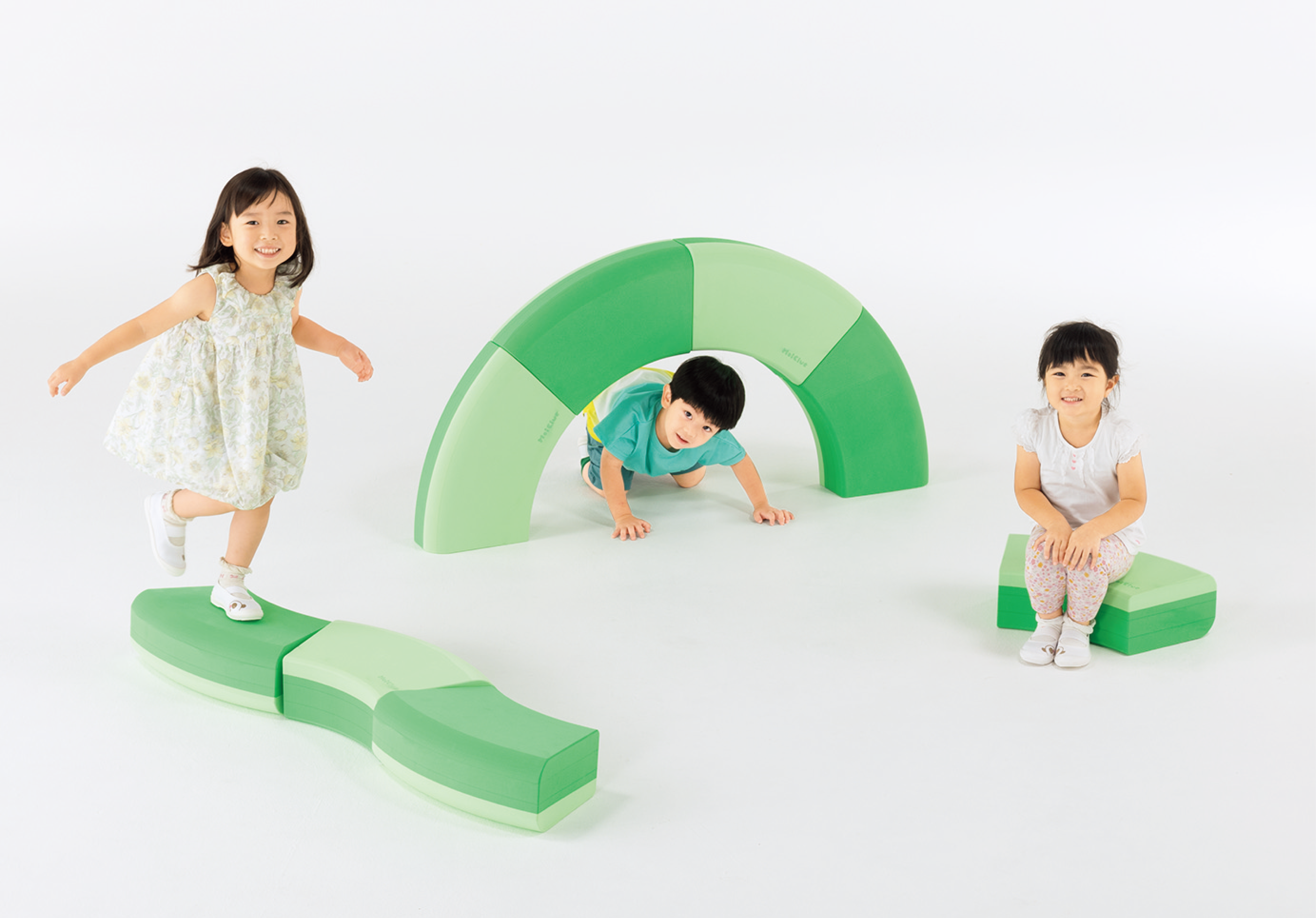 子供がBaumの積み木で遊んでいる全身写真