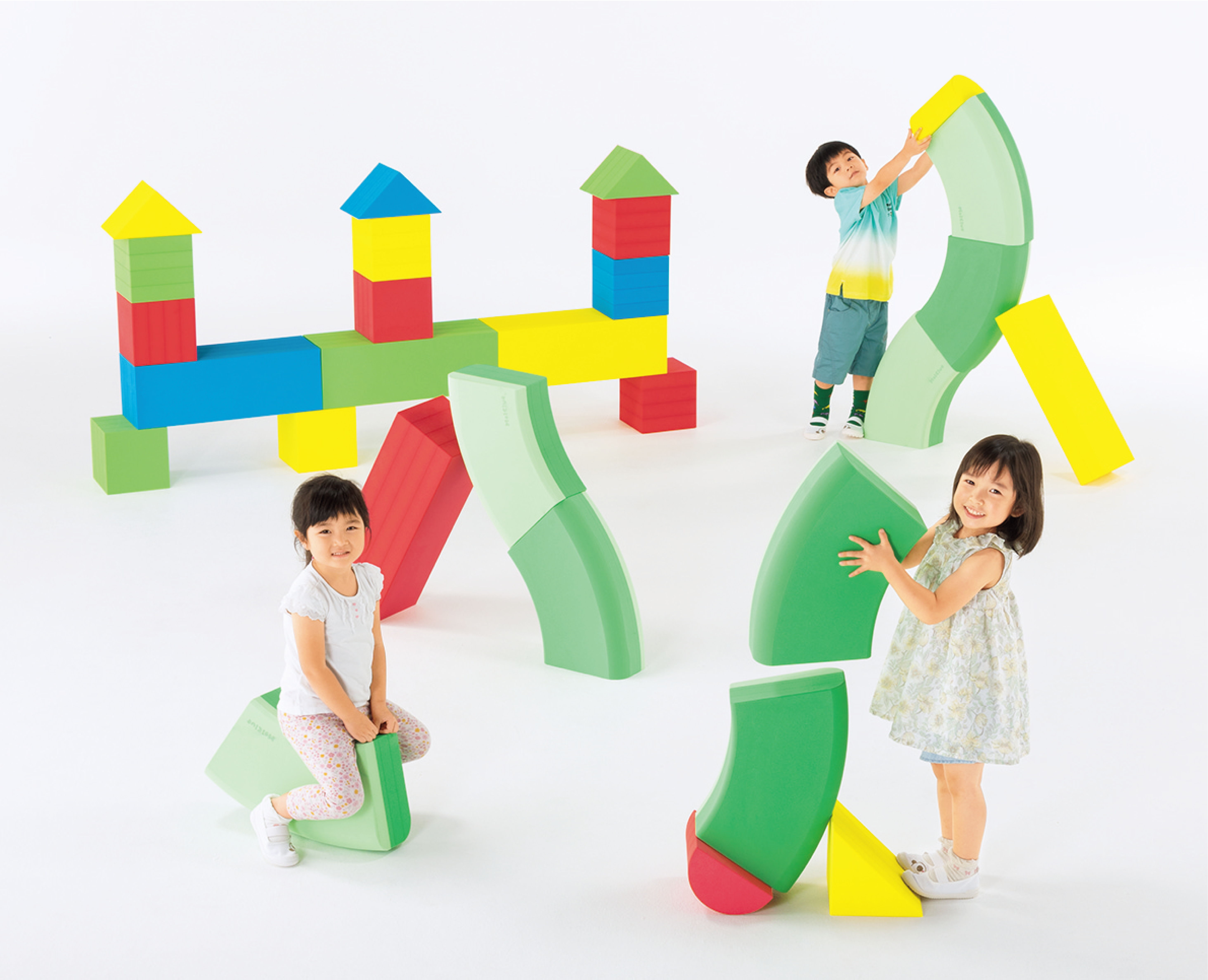 様々なモジュールパーツが整然と並べられた画像