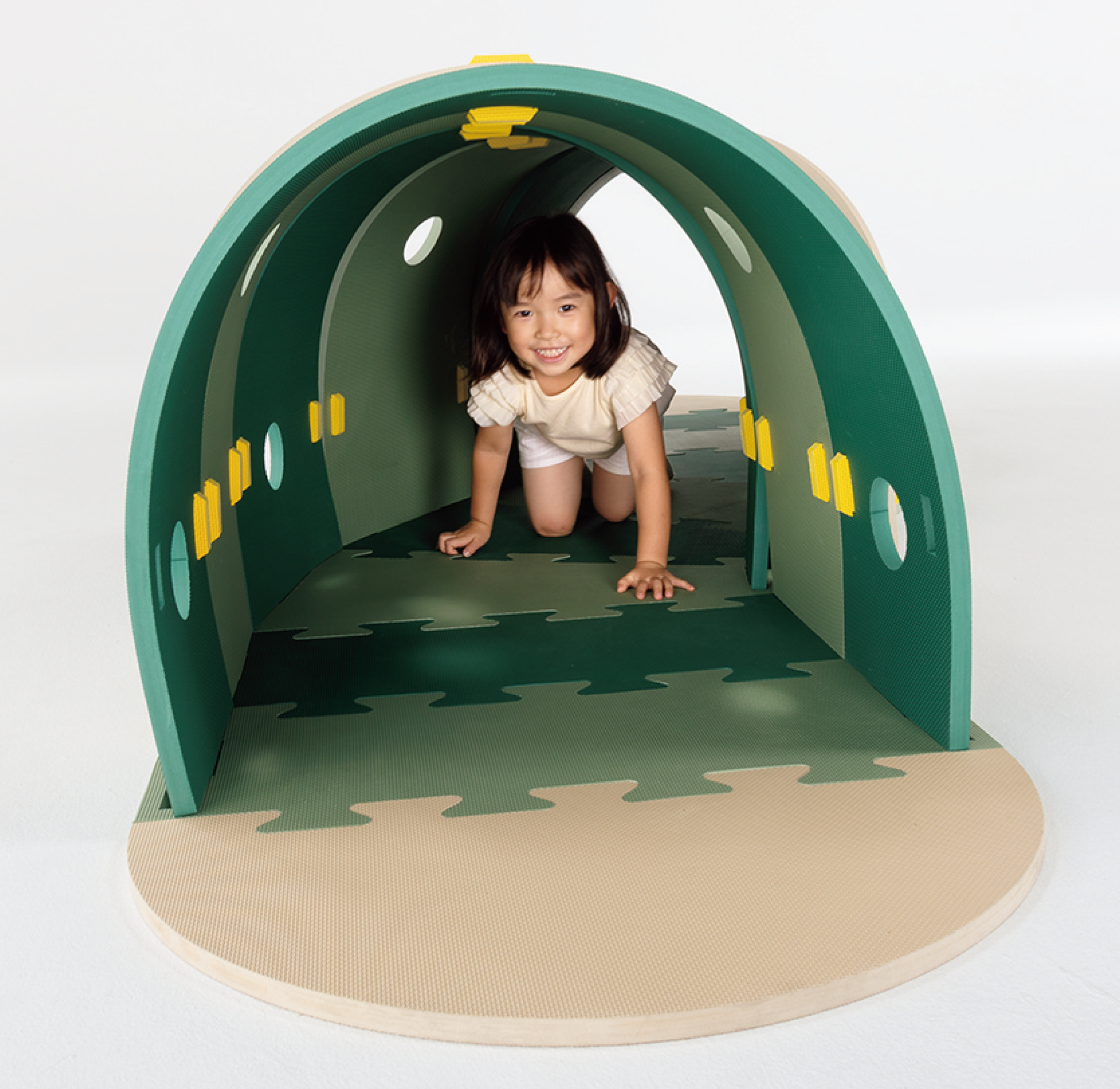 トンネルをくぐっている子どもの写真